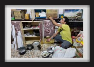 Mohammadreza is injecting heroin in the kitchen. For a long time, he did not answer my calls. Over the year, and from reaching out to him once more, I noticed a change in his appearance and his speech. I thought he began using drugs again, but he denied it. He finally admitted that he began injecting drugs again. Before that, he had been clean for 15 years. 20.07.2017